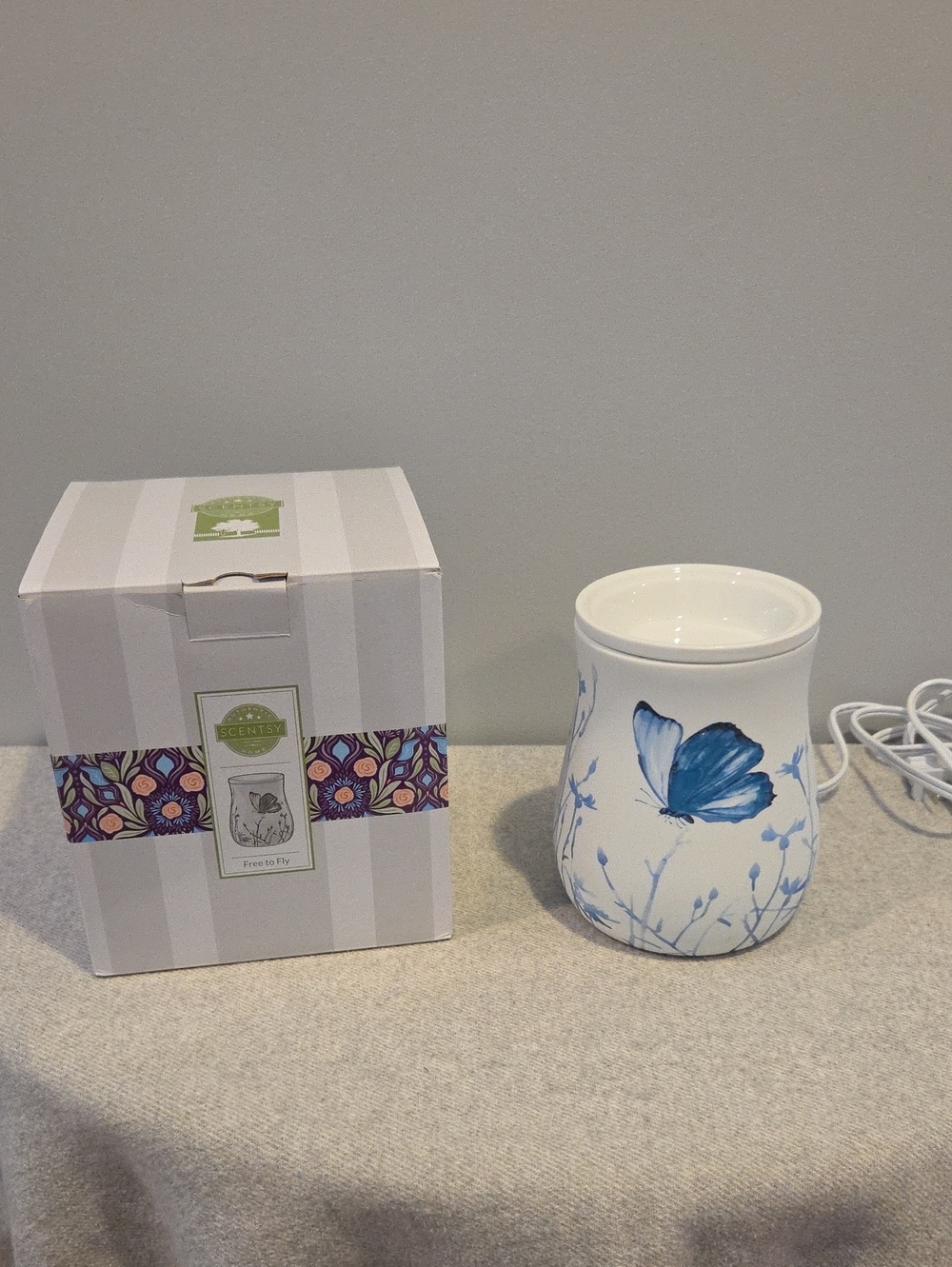 Scentsy Butterfly Tart Scent Warmer With On/Off Switch